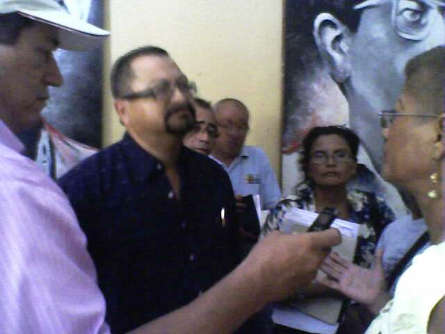 Nelson Artola con trabajadores despedidos y reintegrados.jpg